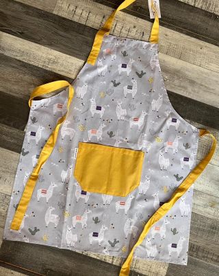 Lamaaa!💛🦙 https://eshop.stastny-domov.cz/zastera-s-lamou-pro-dospele/