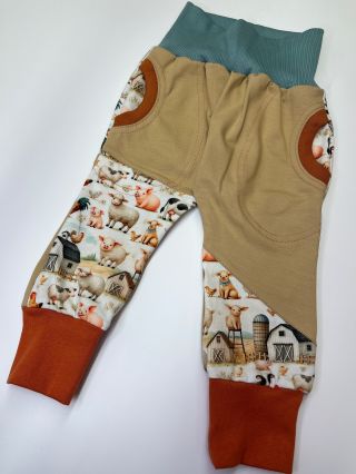 Moc hezké tepláčky pro holčičky i kluky, které ušily holky z naší šicí dílny👧👦🏼❤️. ⬇️ https://eshop.stastny-domov.cz/teplaky/